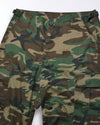 Retro military-style cargo pants in camo print, ideal for grunge and streetwear outfits.