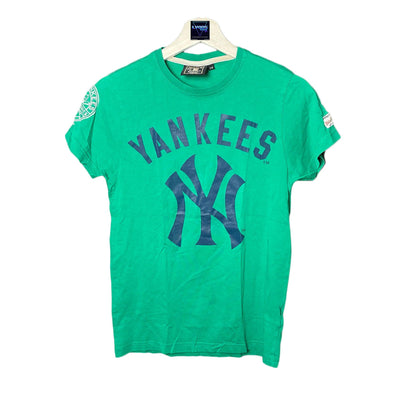 Green Yankees T-shirt Size S by YANKEES - t-shirt available on lyonsway.com for 10.00 . Perfect for GREEN, mlb, S, SALE, SIZE S, yankee, YANKEES, €0-€25 .