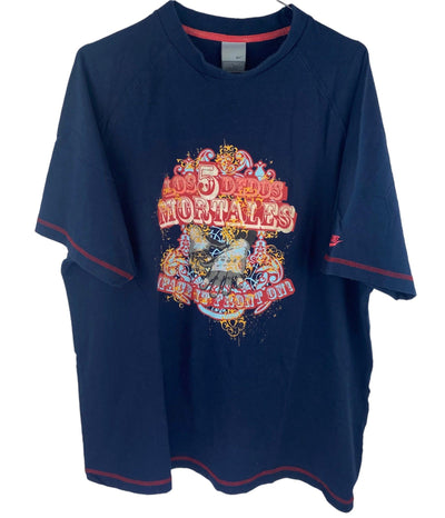 VINTAGE NIKE SHIRT IN DARK BLUE FEATURING 'LOS 5 DEDOS MORTALES' - SIZE L by NIKE - available on lyonsway.com for 24.95 . Perfect for BLUE, DARK BLUE, L, NIKE, SHIRT, SIZE L, €0-€25 .