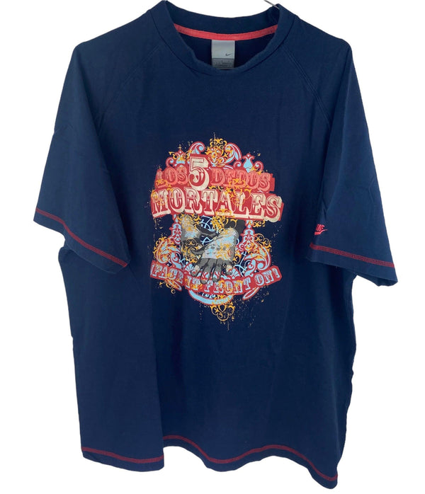VINTAGE NIKE SHIRT IN DARK BLUE FEATURING 'LOS 5 DEDOS MORTALES' - SIZE L by NIKE - available on lyonsway.com for 24.95 . Perfect for BLUE, DARK BLUE, L, NIKE, SHIRT, SIZE L, €0-€25 .